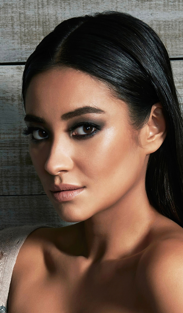 Канадская актриса Шей Митчелл на деревянном фоне