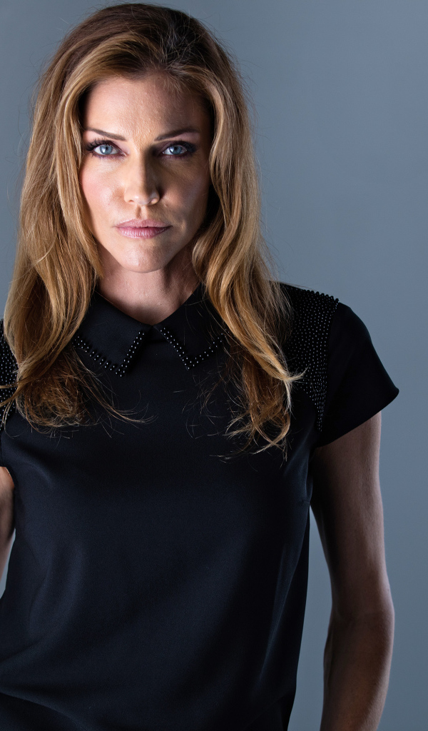 Канадская актриса Триша Хелфер в черном платье на сером фоне