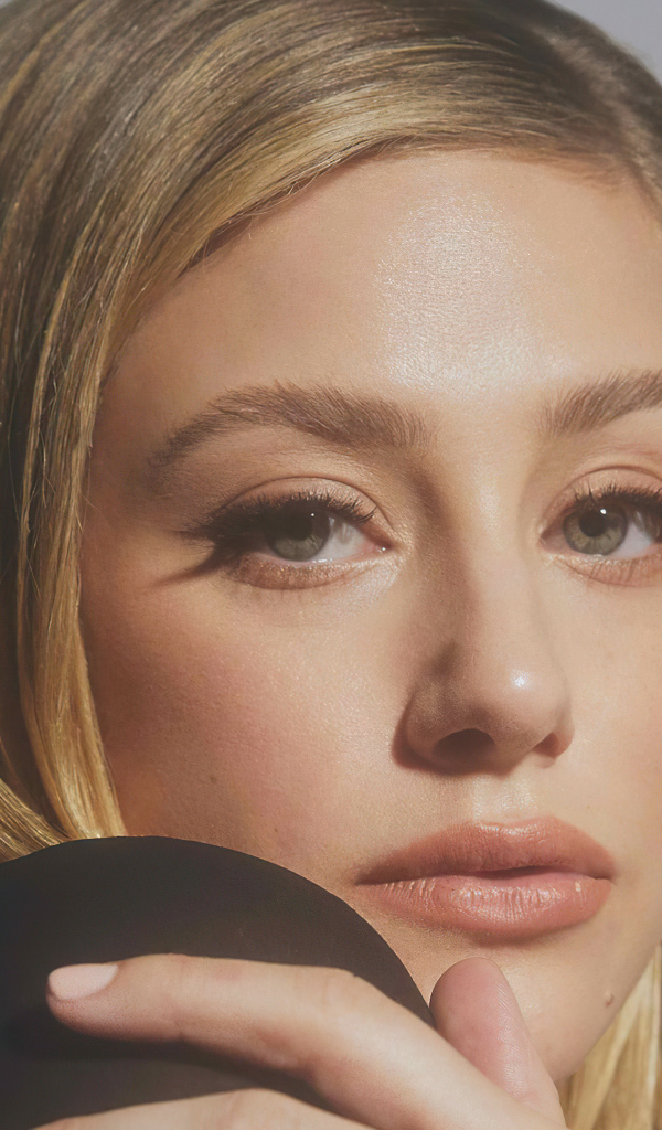 Лицо американской актрисы Лили Рейнхарт крупным планом