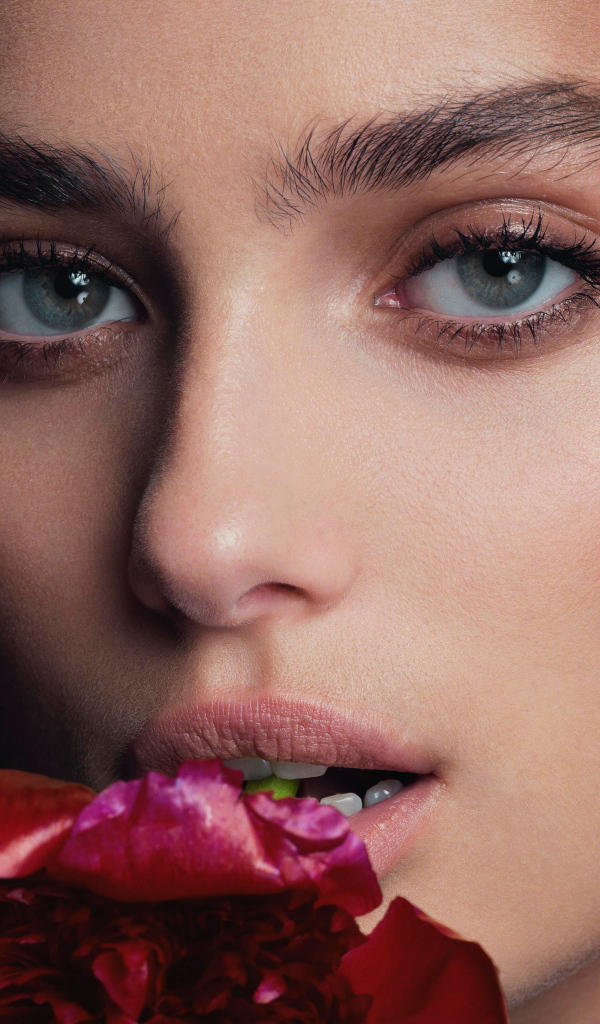 Лицо актрисы Тейлор Хилл крупным планом 