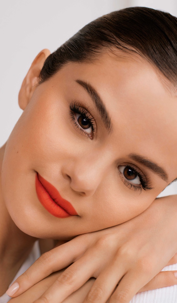 Милая кареглазая девушка  Селена Гомес лицо крупным планом