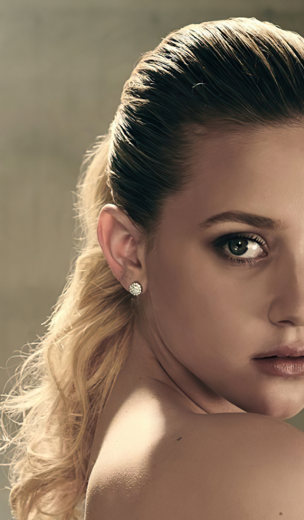 Милая девушка актриса Лили Рейнхарт лицо крупным планом