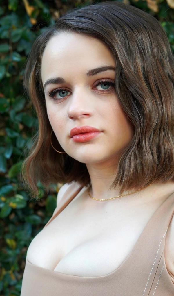 Милая молодая девушка Джои Кинг с грустными глазами 