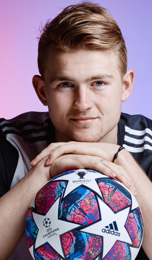 Защитник итальянского клуба Ювентус Маттейс де Лигт с мячом