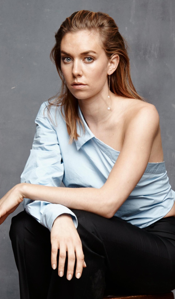 Английская актриса Ванесса Кирби на сером фоне