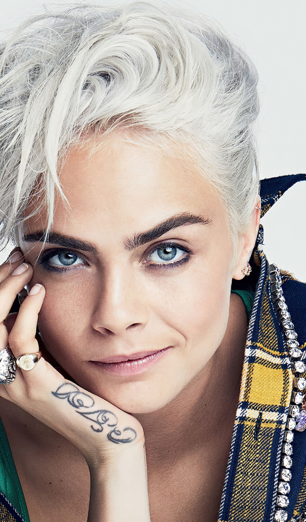 Модная Кара Делевинь с короткой стрижкой