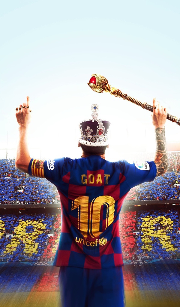 Футболист Лионель Месси в короне со скипетром на стадионе