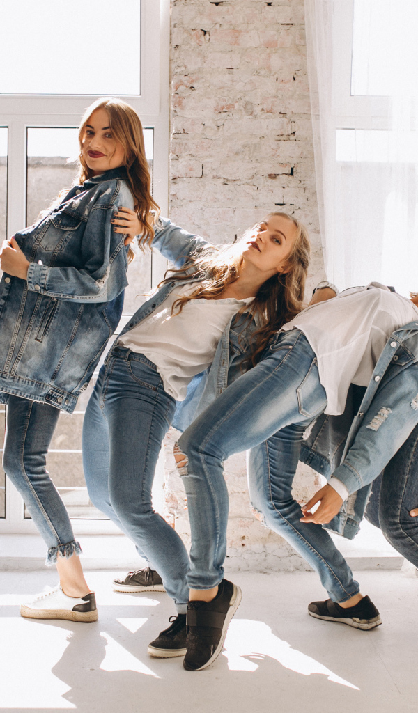 Четыре девушки в джинсовых костюмах занимаются танцами