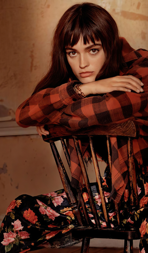 Французская актриса Эмма Макки сидит на стуле