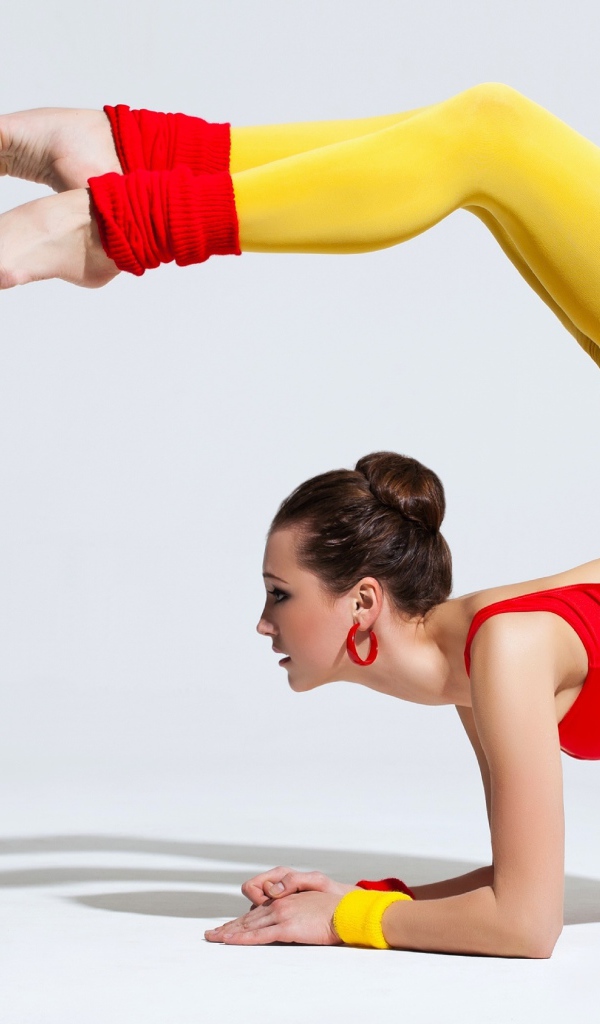 Девушка гимнастка делает стойку 