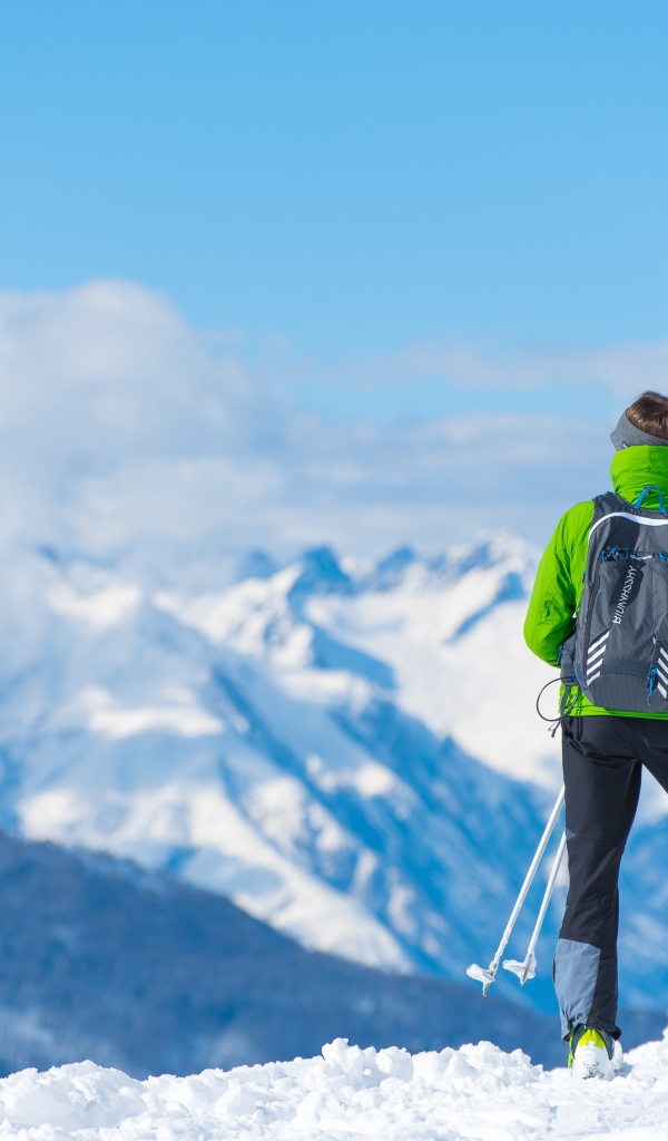 Девушка лыжница в заснеженных горах