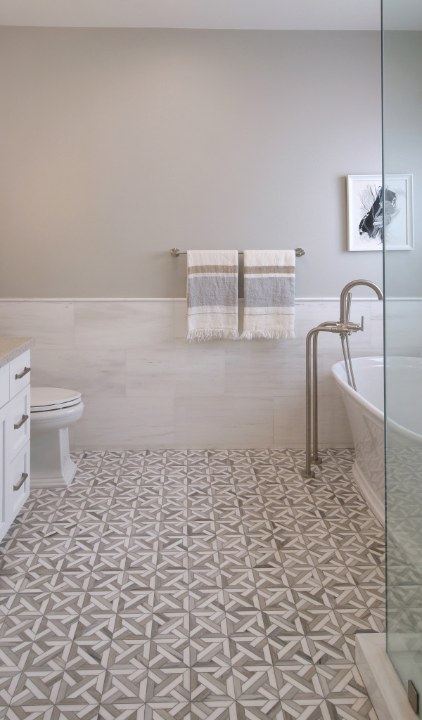 Ванная комната в серых тонах с белой ванной и душем