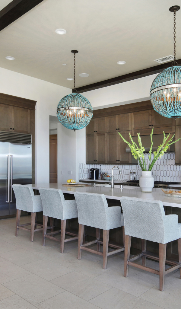 Огромная кухня со столовой с букетом цветов на столе