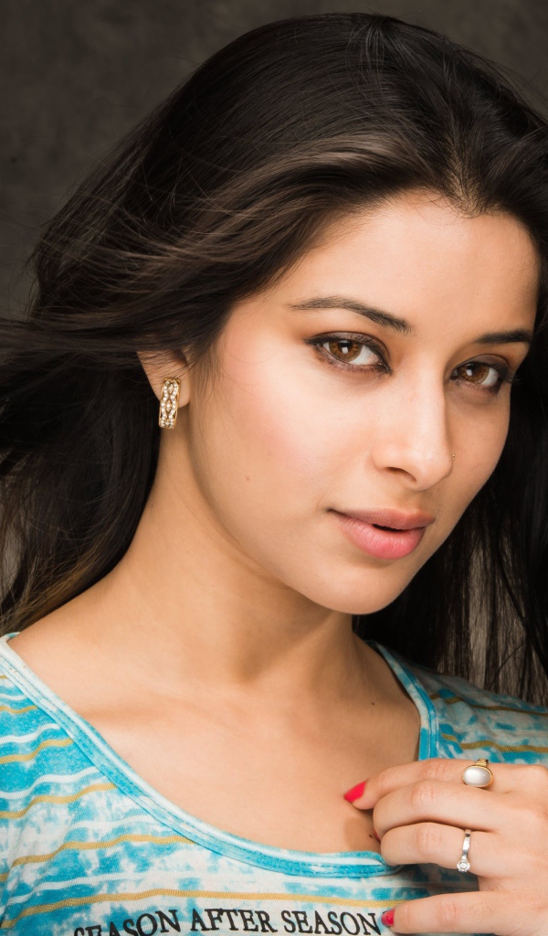 Индийская актриса Нира Банерджи на сером фоне