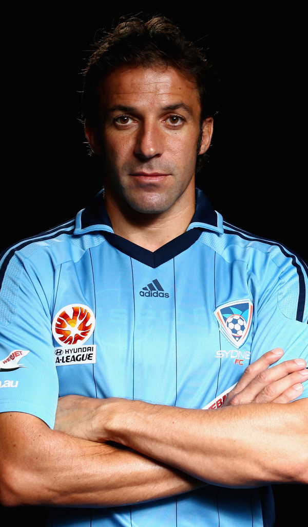 Итальянский футболист Алессандро Дель Пьеро на черном фоне