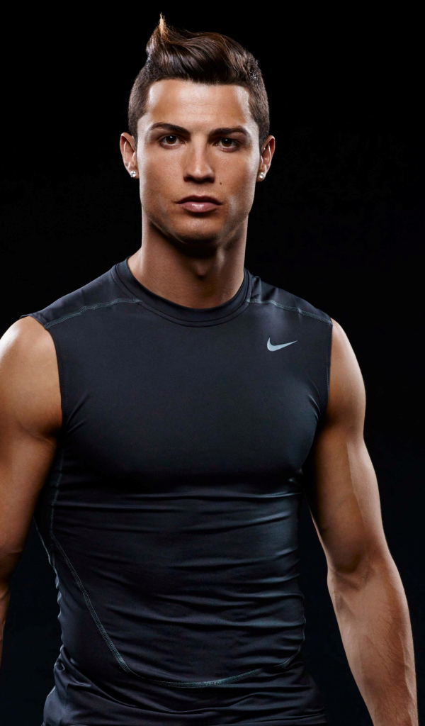 Футболист клуба Ювентус Криштиану Роналду на черном фоне