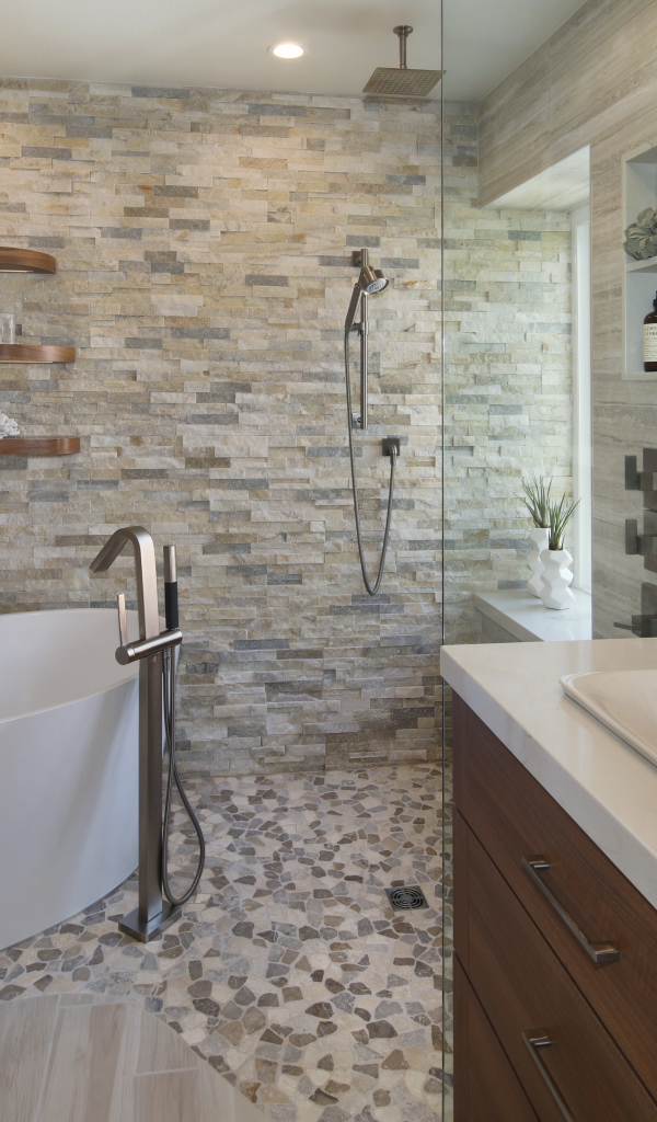 Большая ванная комната с кирпичными стенами 