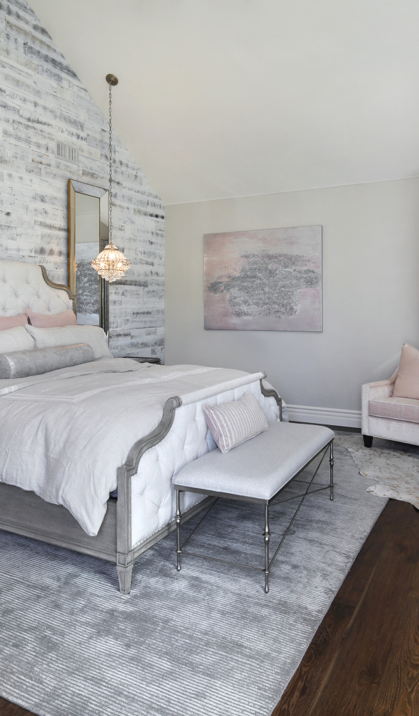 Большая кровать в светлой спальне  с камином