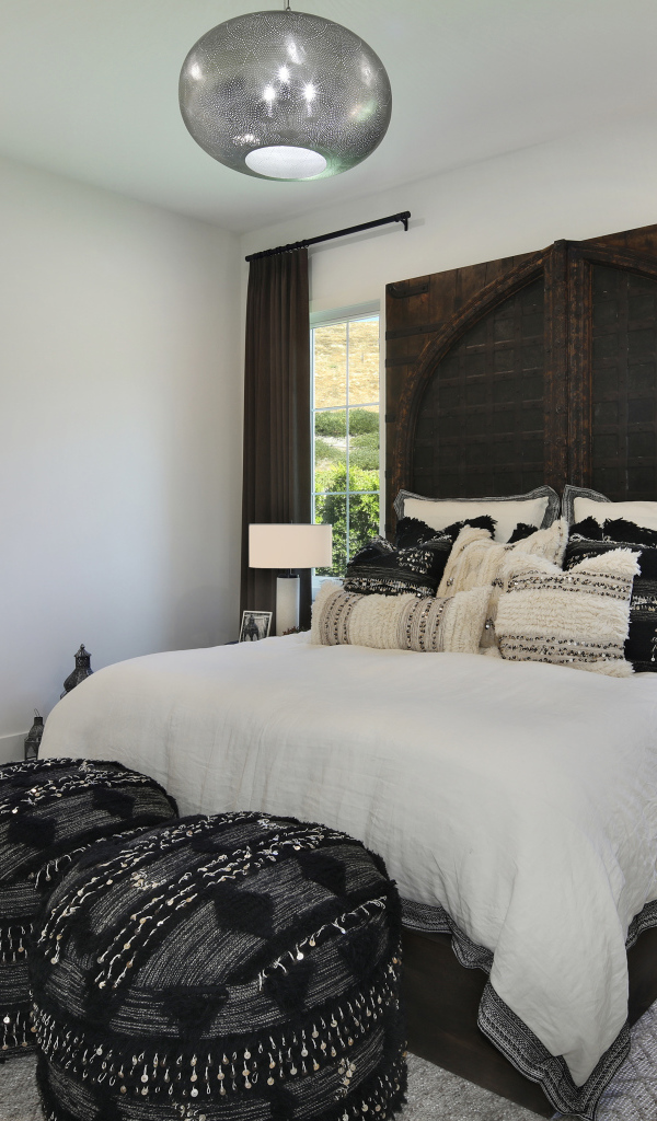 Большая спальная комната с кроватью и ванной комнатой 