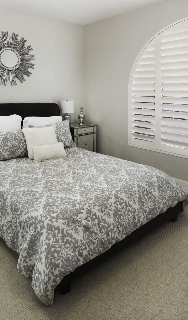 Большая спальня с кроватью и окном 