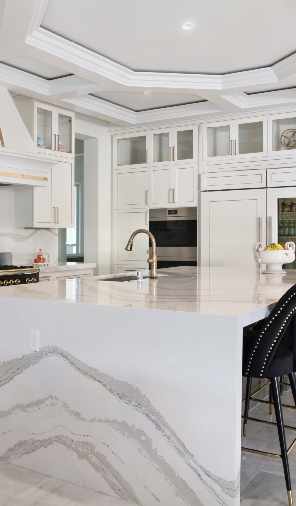 Большая спальня с черными кожаными стульями 