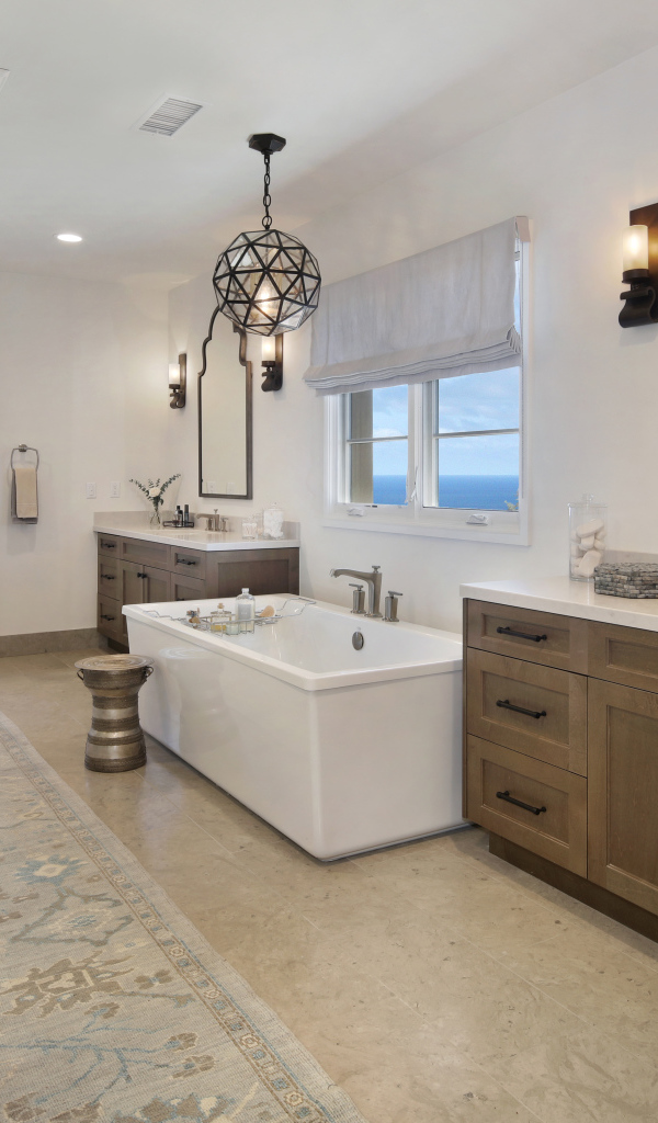 Большая светлая ванная комната 