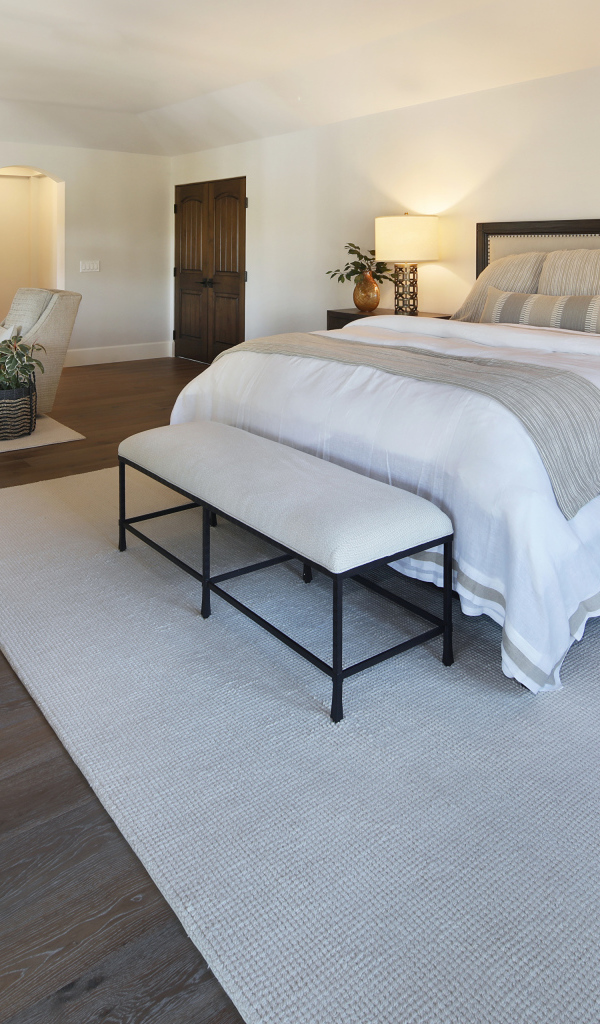 Большая светлая спальня с кроватью и мебелью