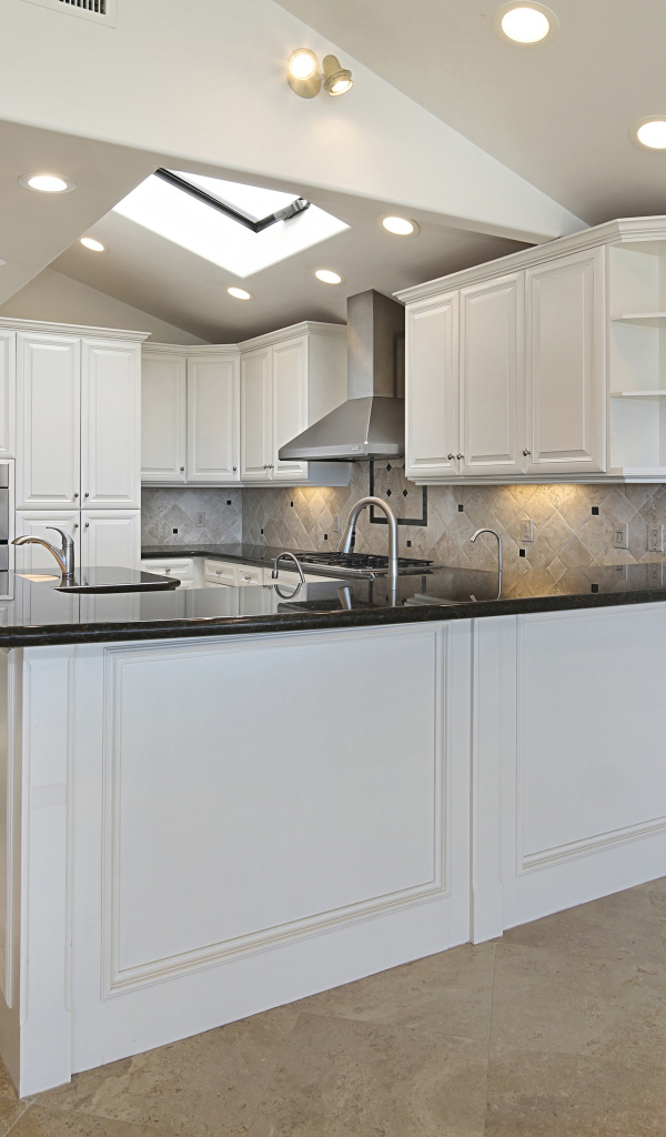 Большая светлая кухня в квартире 