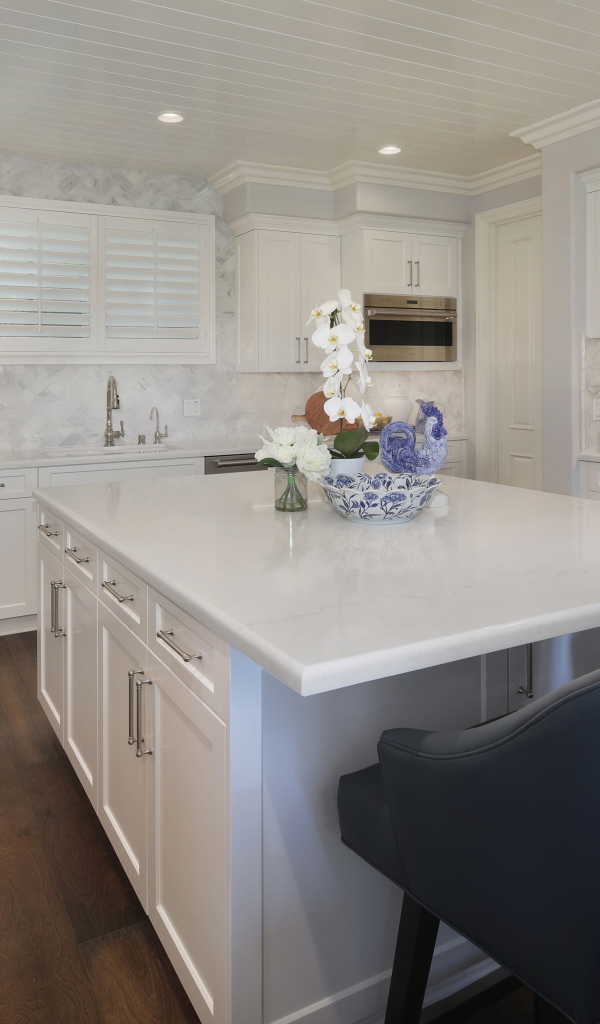 Большая светлая кухня с серыми креслами