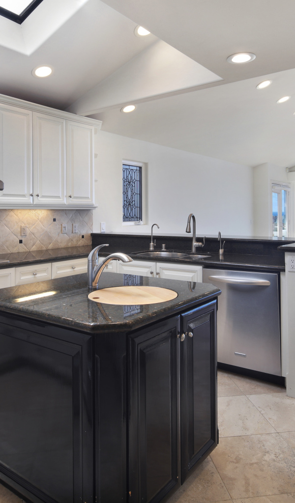 Большая светлая кухня с большим окнами