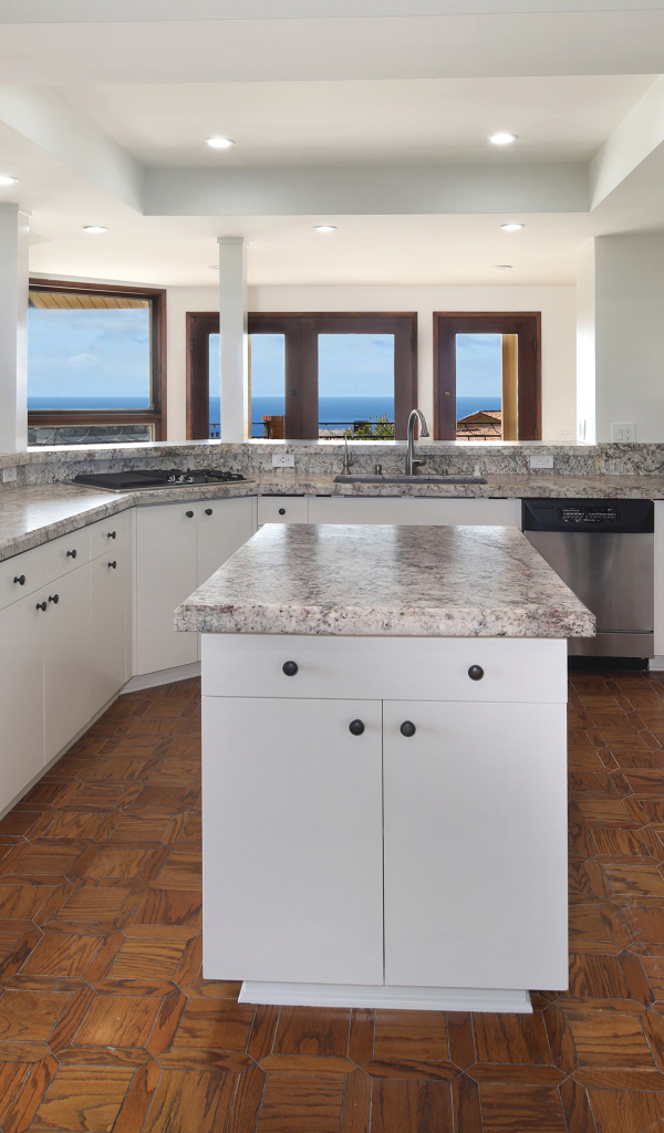 Большая светлая кухня с мраморными столешницами