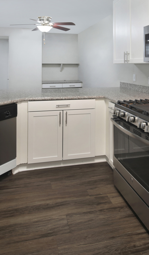 Большая кухня в серых тонах с большой плитой