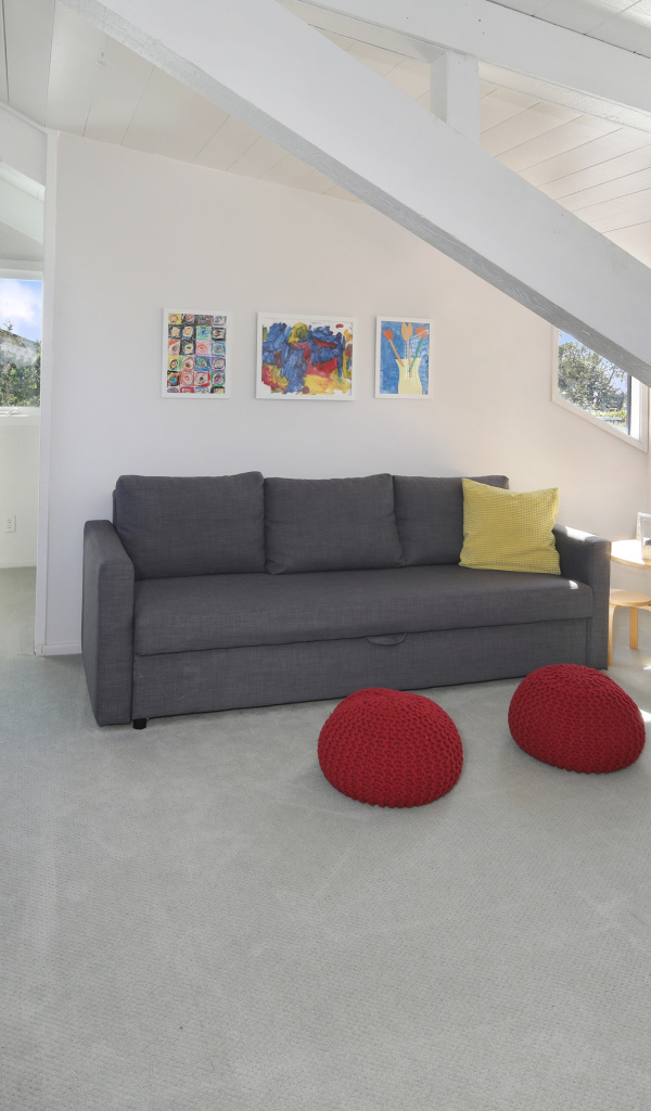 Большой серый диван в белой гостиной комнате