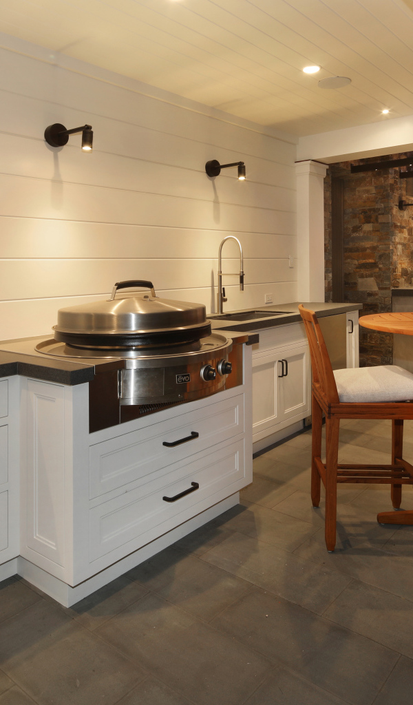 Большая кухня с деревянным столом и видом на море