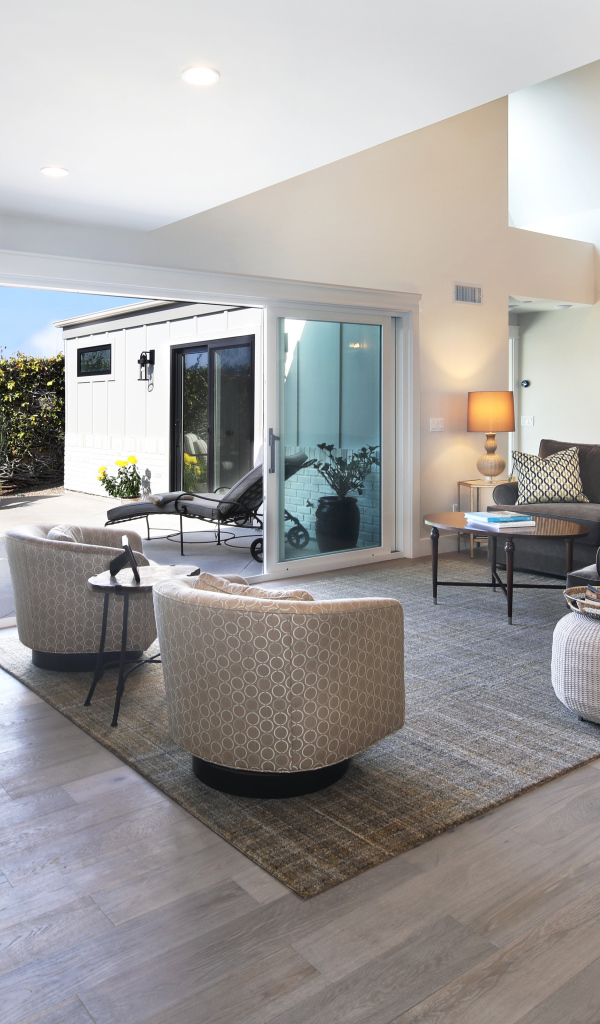 Большая гостиная комната с выходом в сад 