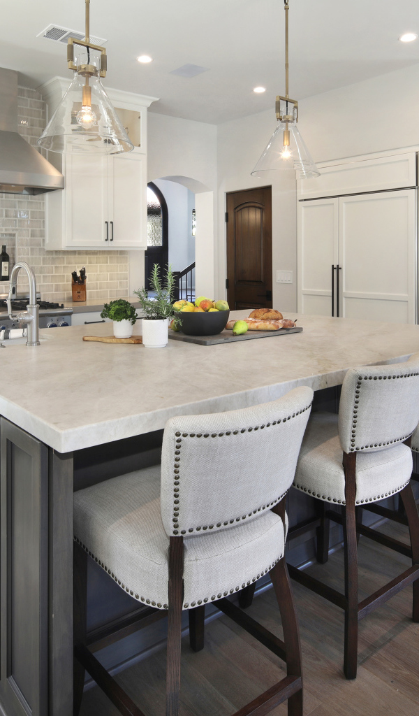 Большой мраморный стол в кухне 