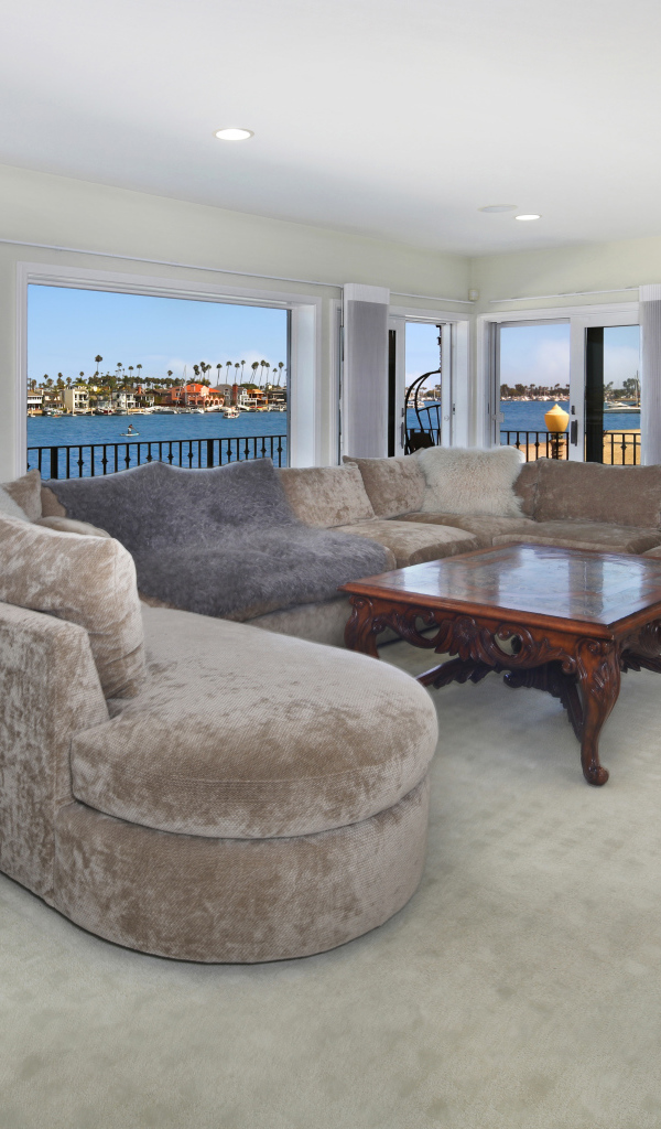 Большой диван и стол в просторной гостиной 