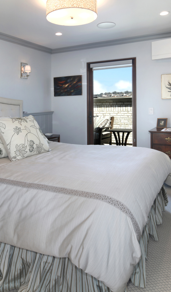 Большая мягкая кровать в спальной комнате