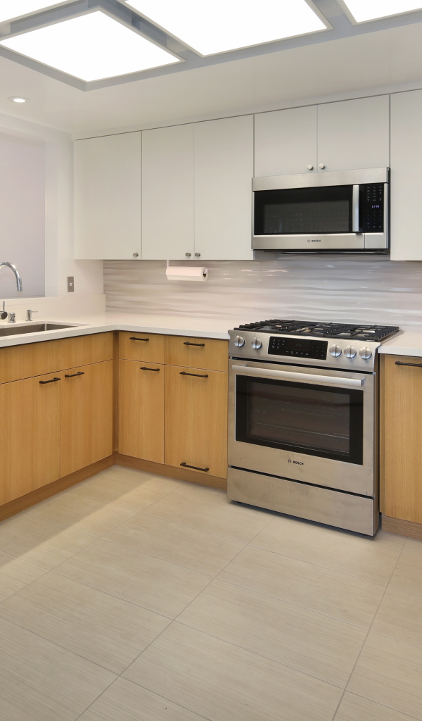 Большая просторная кухня с холодильником