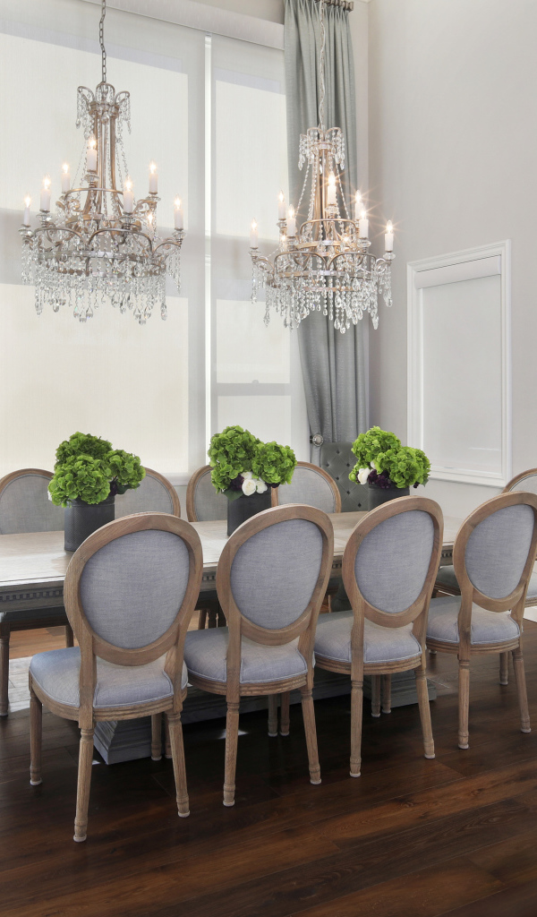 Большой стол в гостиной с красивыми люстрами