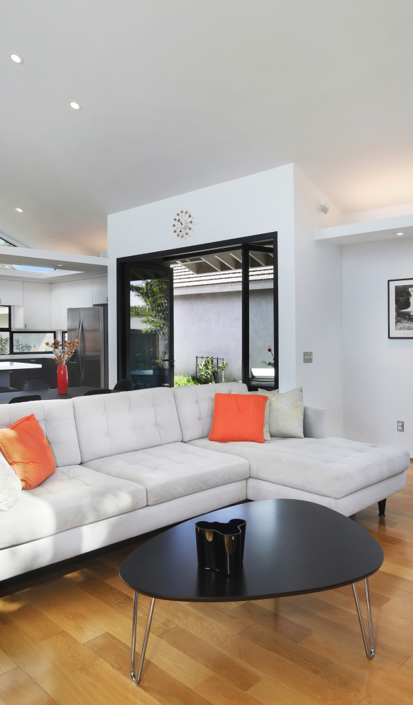 Большой белый диван в гостиной комнате с роялем