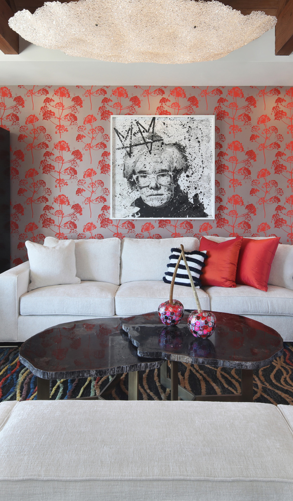 Большой белый диван в комнате с картиной на стене