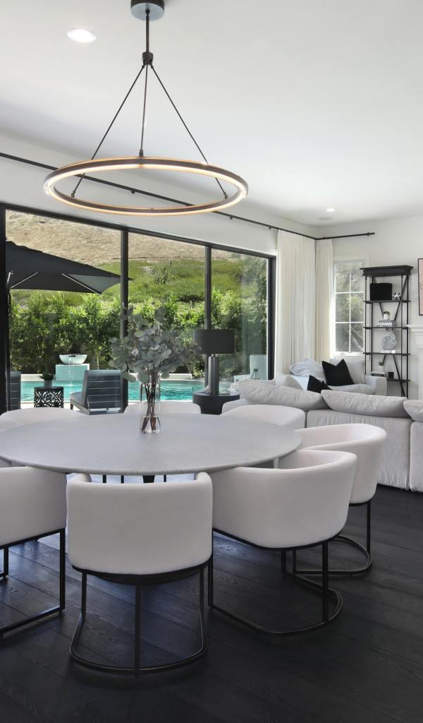 Большой белый стол в комнате с диваном и камином 