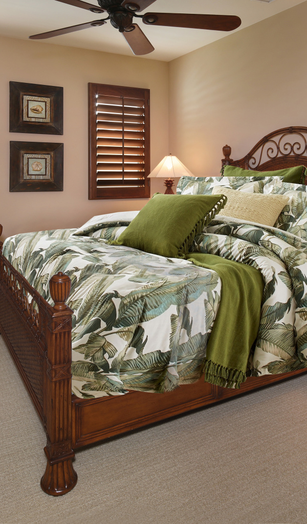 Большая деревянная кровать в спальне 