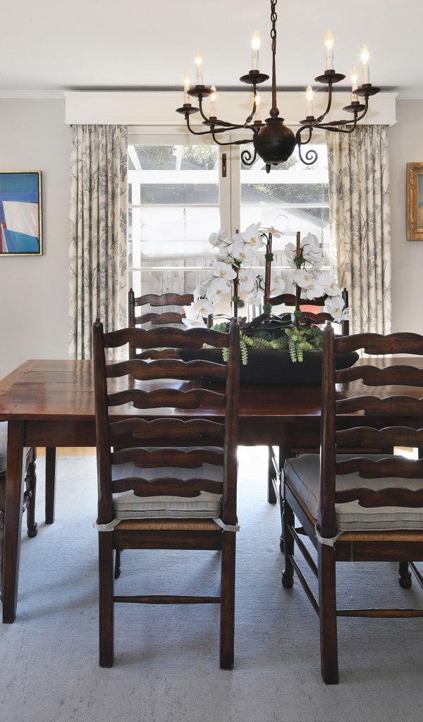 Большой деревянный стол в комнате с большими окнами