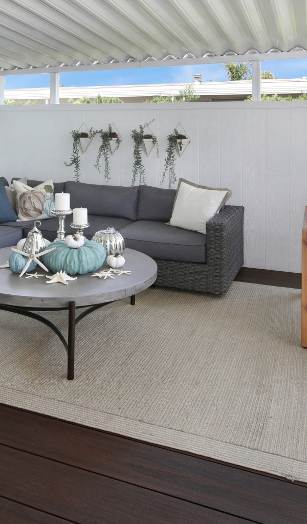 Гостиная комната с большим серым диваном