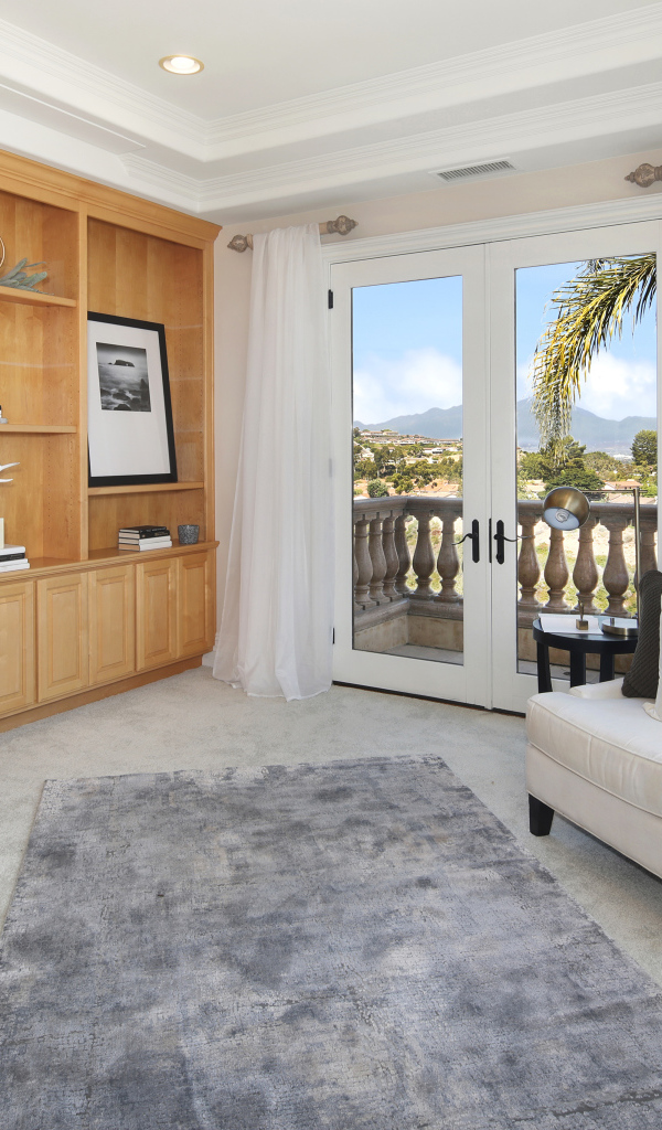 Гостиная комната с мебелью и балконом 