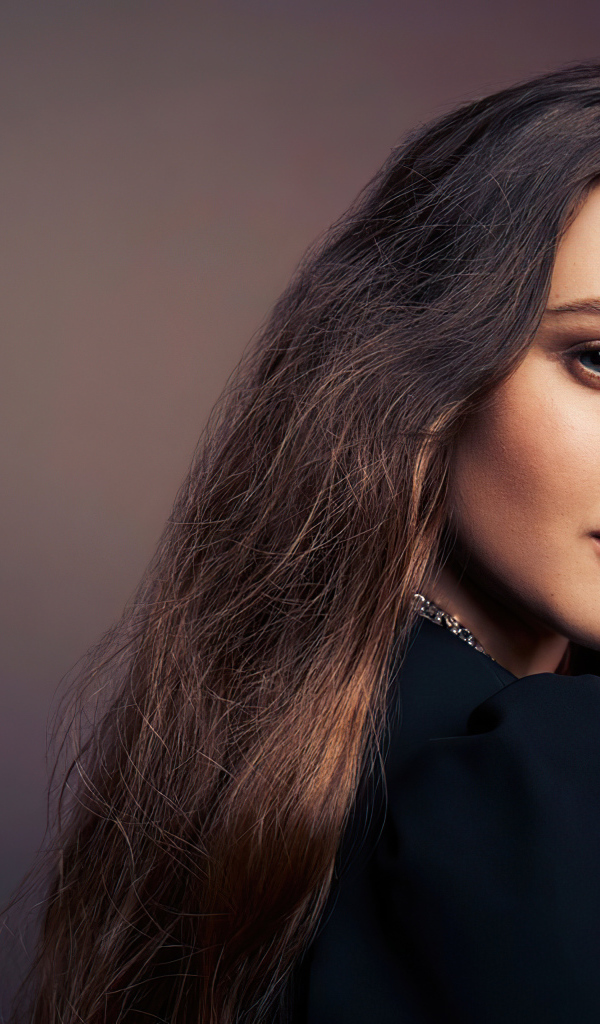 Длинноволосая девушка, актриса Кэтрин Лэнгфорд в черном платье