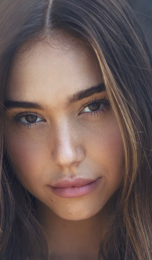 Длинноволосая актриса Алексис Рэн крупным планом