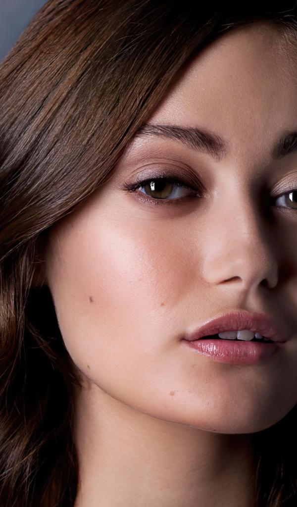 Милая девушка, британская актриса Элла Пернелл лицо крупным планом